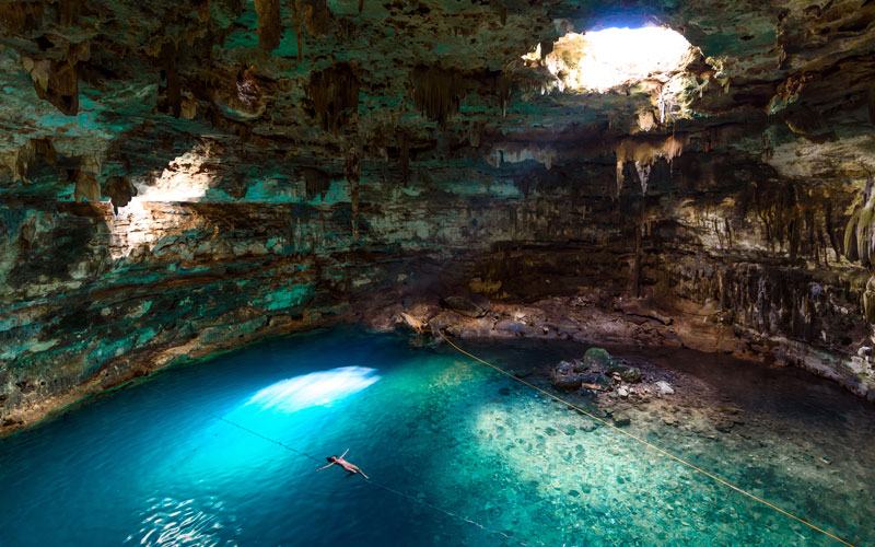 Recorre el cenote Dzitnup rentandoun auto con Avis