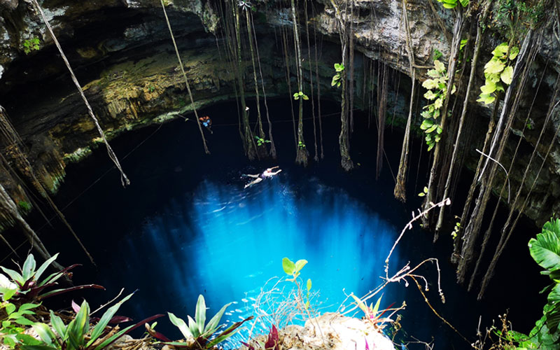 Recorre el cenote Oxman rentandoun auto con Avis