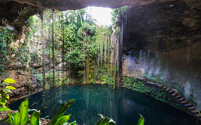 Recorre el cenote de Zací rentandoun auto con Avis