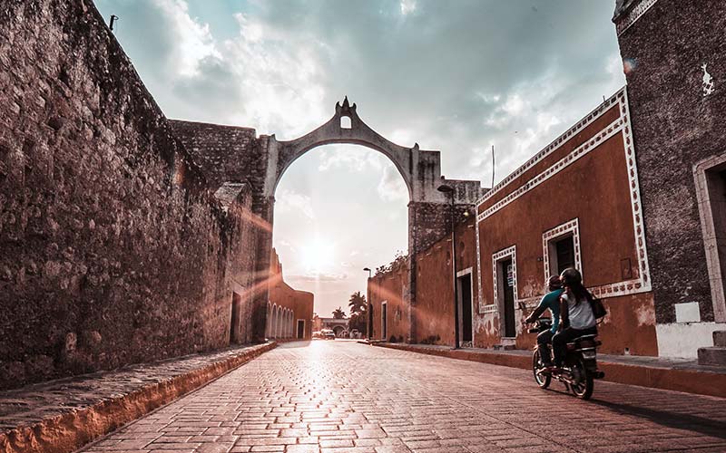 Renta una auto Avis y conoce Izamal